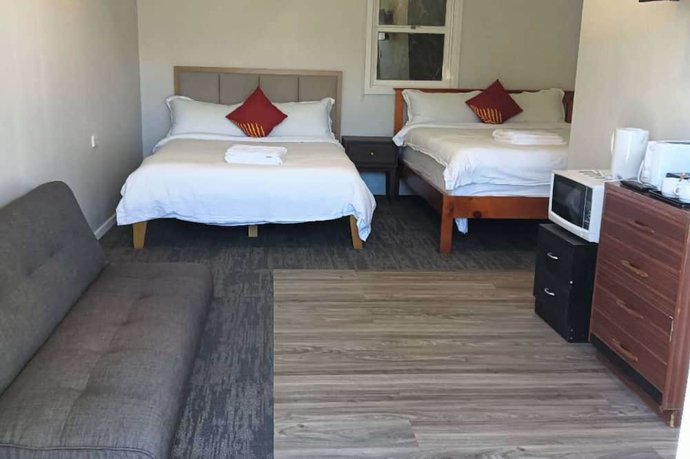 Kawaha Point Ski Chalet | 2 double and 1 sofa beds chalet 7C