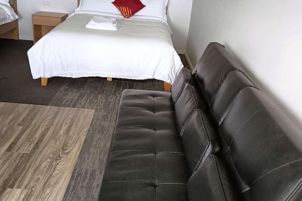 Kawaha Point Ski Chalet | 2 double and 1 sofa beds chalet 7D