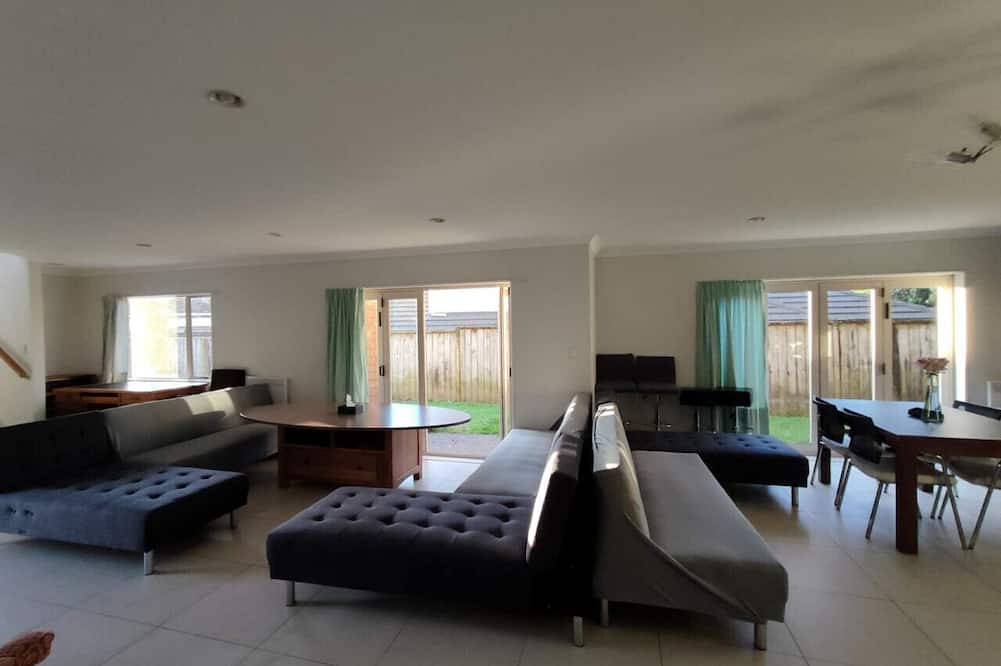 Mount Albert House | 5 Bedroom House at 82A Richardson Road