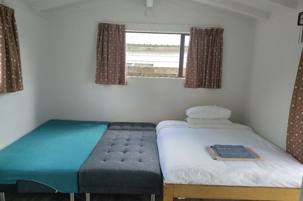 Epsom Ski Chalet | 1 double and 1 sofa bed Garden Chalet