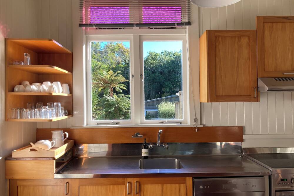 Sandringham House | Charming artist bungalow with tropical garden