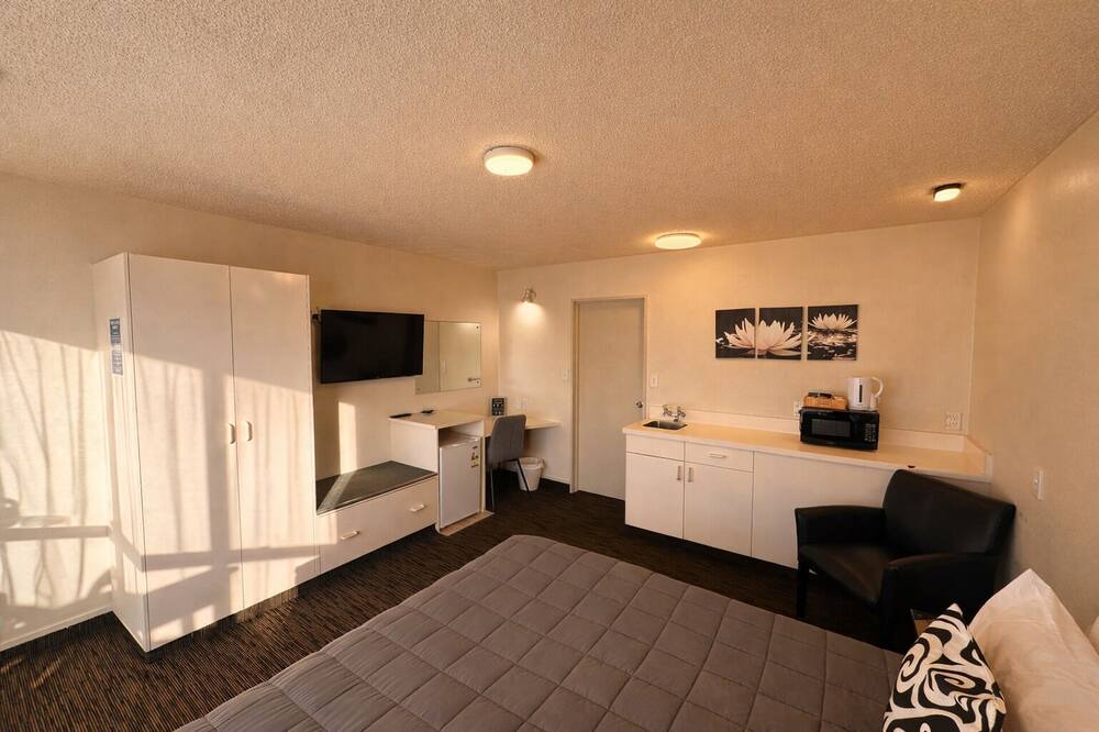 Napier Hotel | BK's Fountain Court Motel