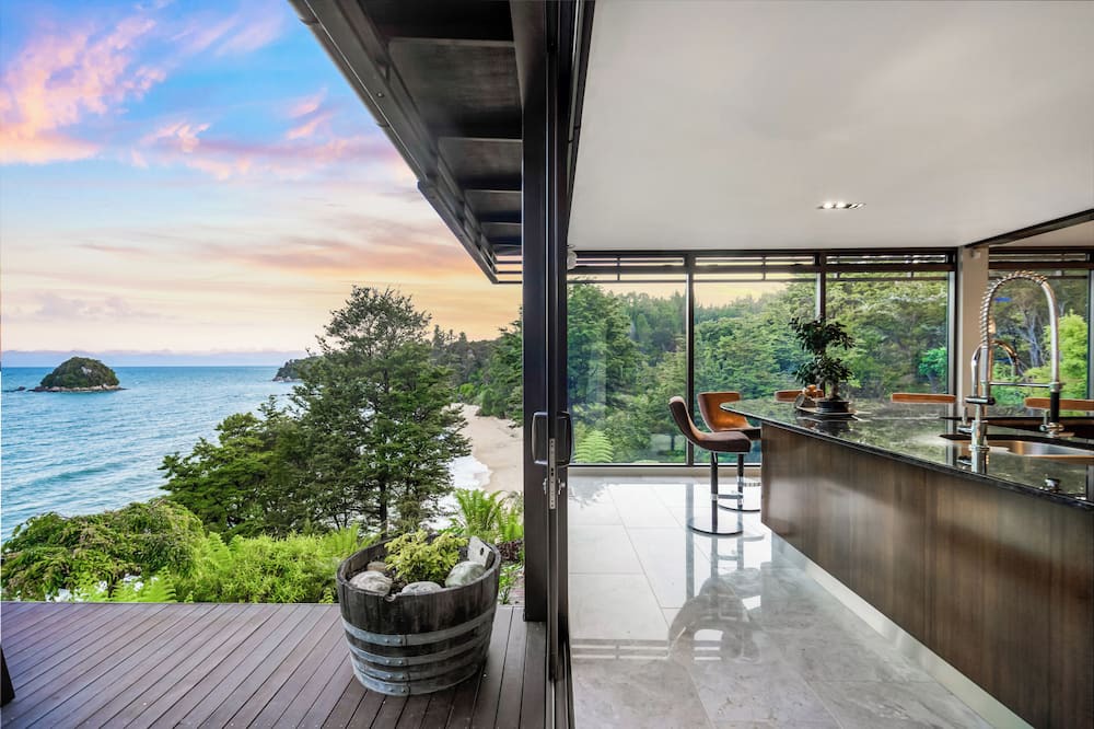 Ngaio Bay Cabin | Exclusive Jacuzzi Suite - Ocean Views