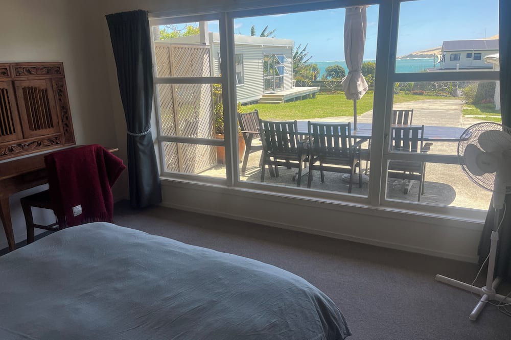 Omapere Apartment | Sneezle Beezle Beach Apartment