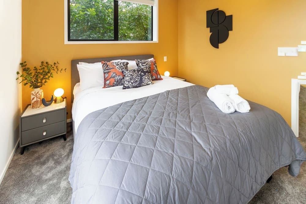 Henderson House | Modern Hideaway: 2-Bed Townhouse