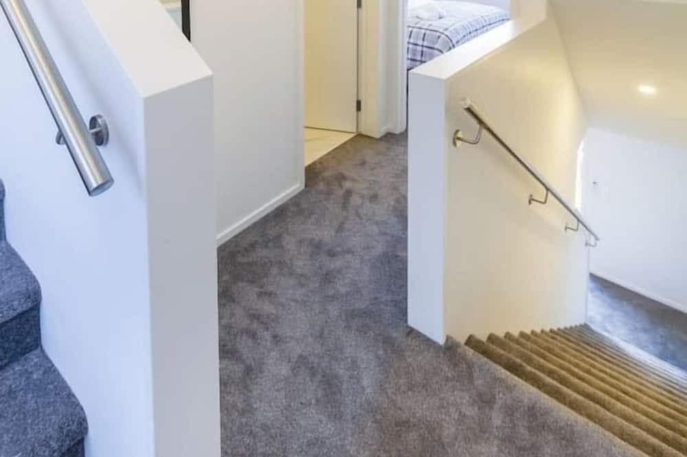Henderson House | Conveniently Located 2BR Townhouse in West AKL