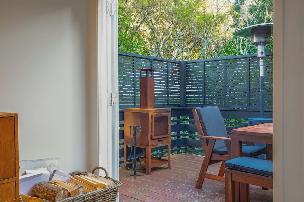 Laingholm Apartment | Fun in the Sun with BBQ Kayak & Fire Pit