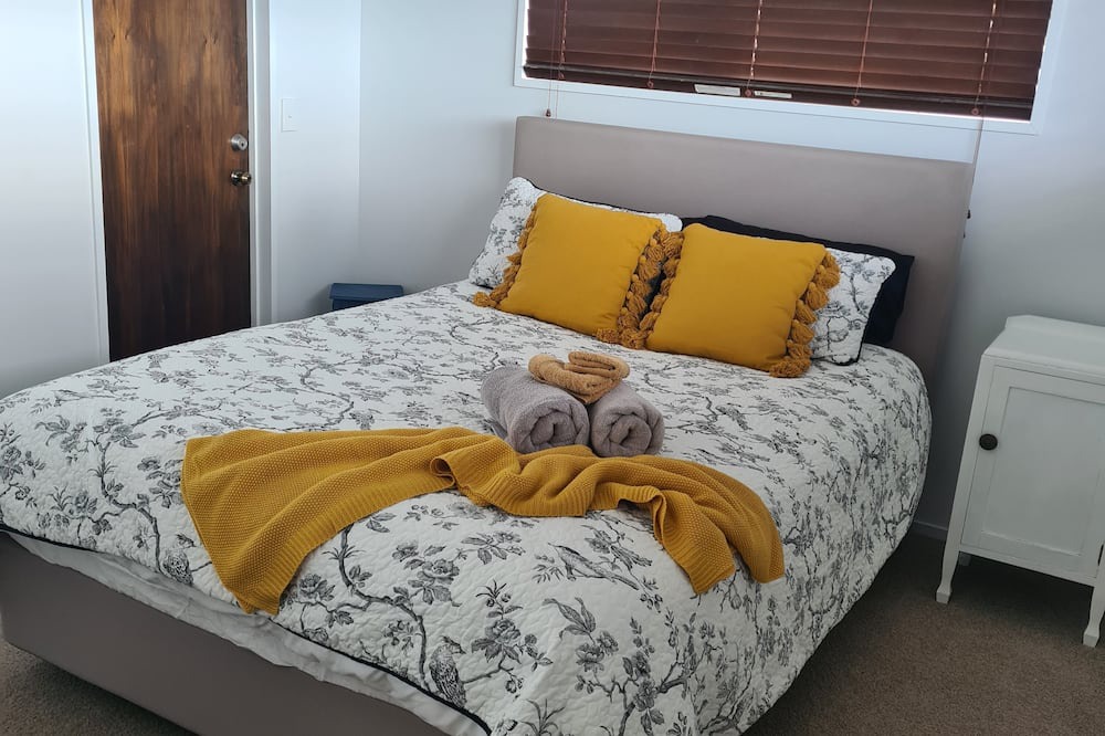 Tauranga House | Spacious Avenues Upstairs Apartment. Close to QEII and downtown Tauranga