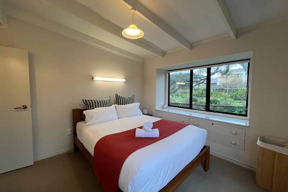 Narrow Neck House | If you want to be close to the beach.