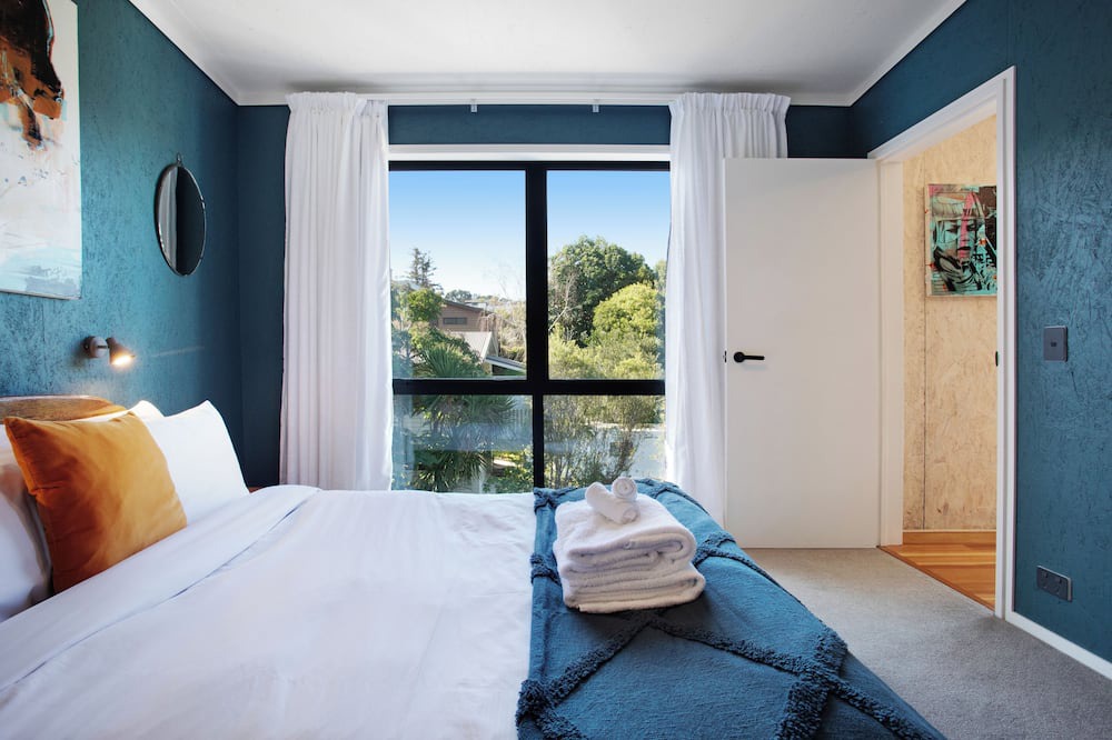 Torbay Apartment | Artist's Colourful Casa with Spa Pool
