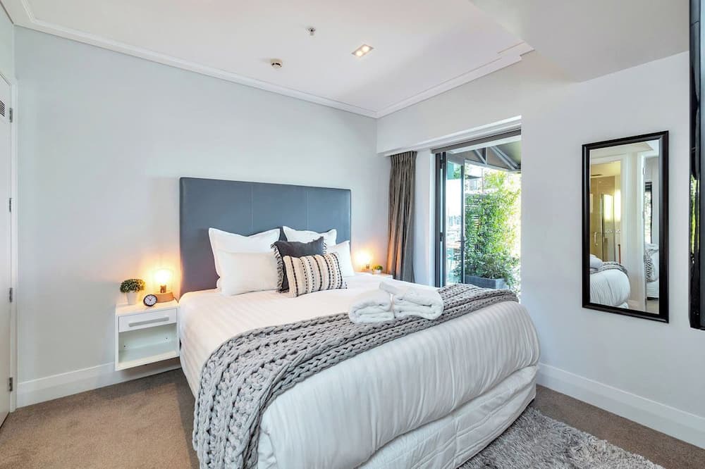 Auckland Central Business District Apartment | Viaduct's Big Balcony Breathtaking Views