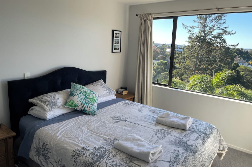 Murrays Bay House | Browns Bay Retreat with Pool Spa Gym and Sauna