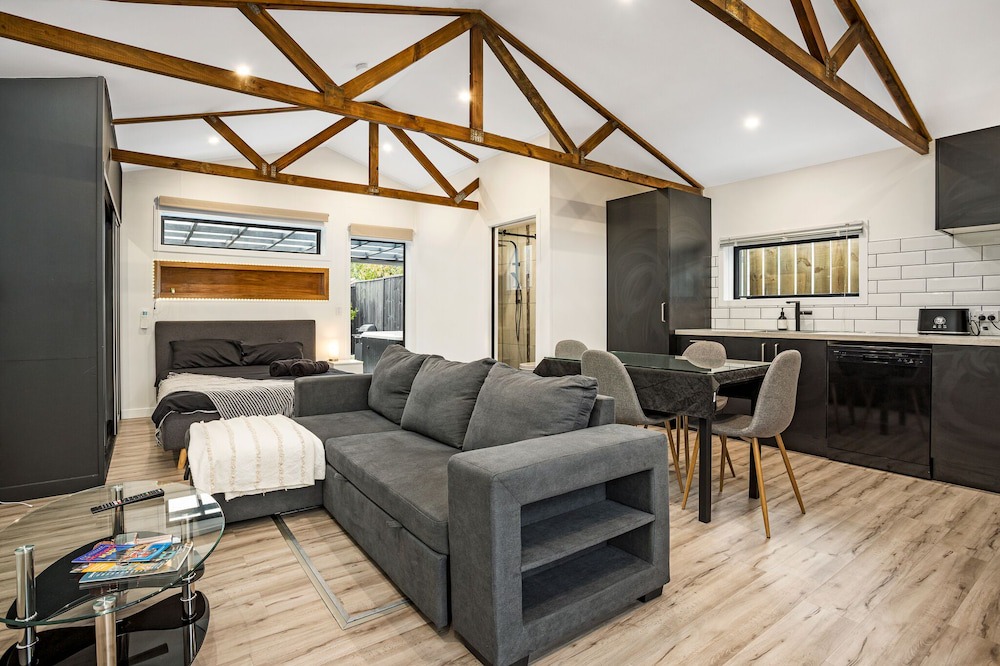 Hornby House | Studio Unit with Spa Bath!