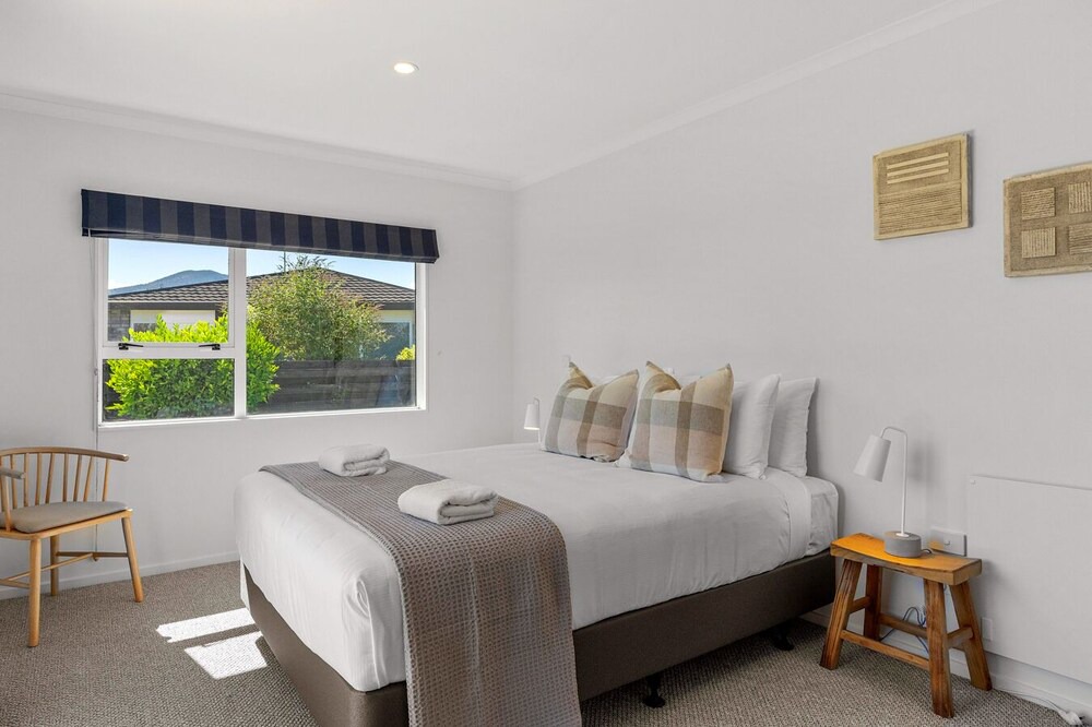 Hilltop House | Retreat on Harvey Street. Lake Views, Spa Pool, 5 Bedrooms, Close to Town & Lake