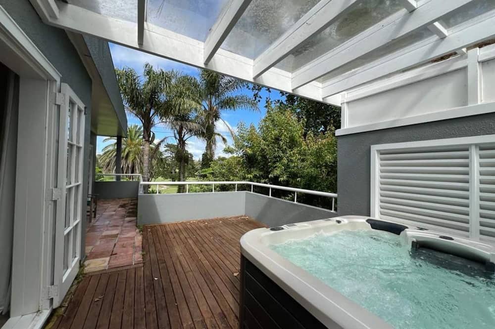 Narrow Neck House | This house is a 3 bedroom(s), 2 bathrooms, located in Auckland, Auckland.