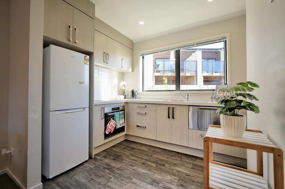 Hamilton House | Two-bedroom House with Jacuzzi at Rototuna!