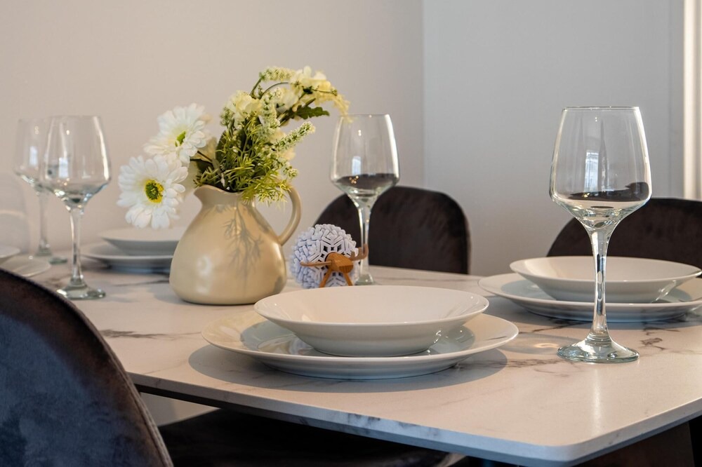 Sydenham House | Unit with Spa Bath Close to City