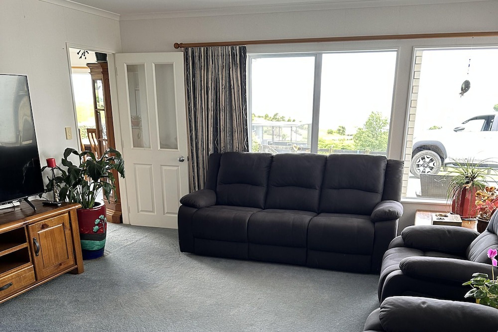 Whakatiwai House | SLICE OF HEAVEN IN KAIAUA WITH SEA VIEWS - BEACH & PARK WITHIN WALKING DISTANCE
