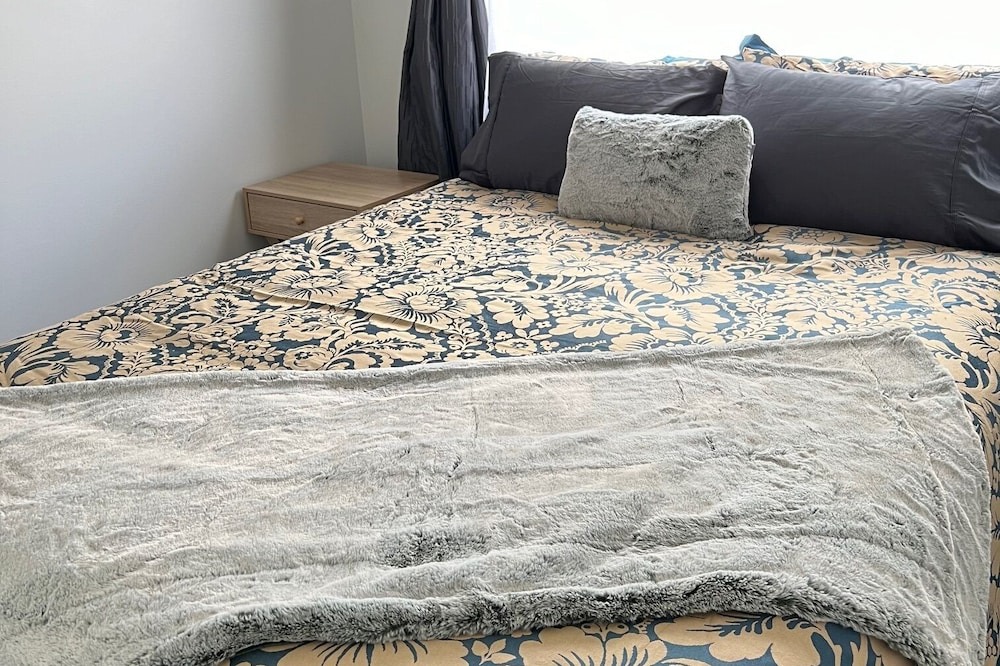 Aotea Bed & Breakfast | Self-contained nice 2 bedroom flat with own kitchenette, bathroom and entrance.