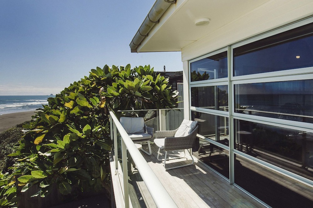 Oakura House | Absolute Beachfront Spa Pool