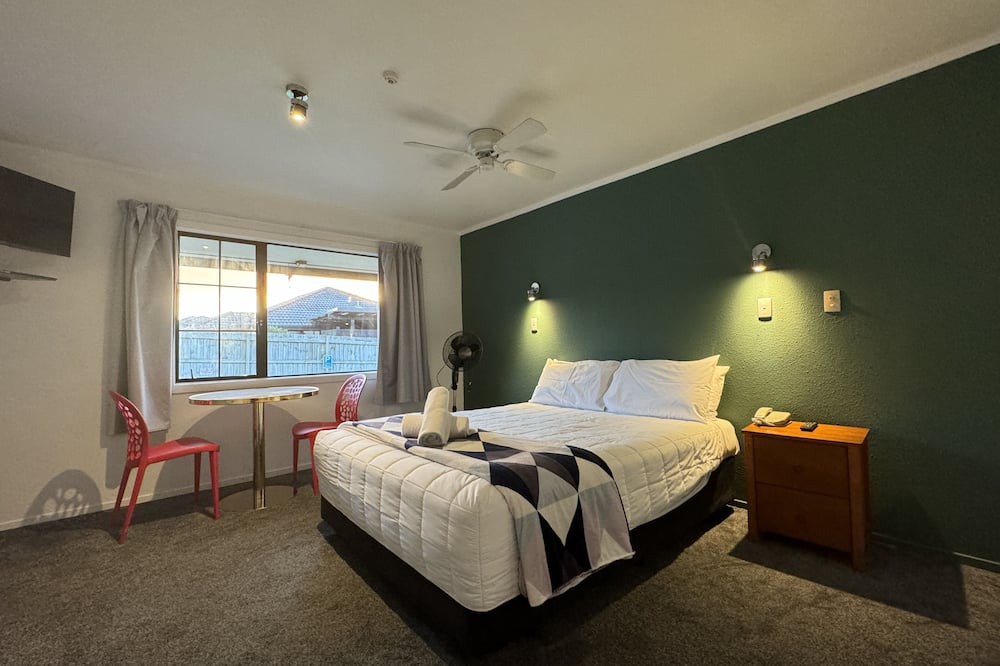 Mangere Hotel | Oakwood Manor Motor Lodge