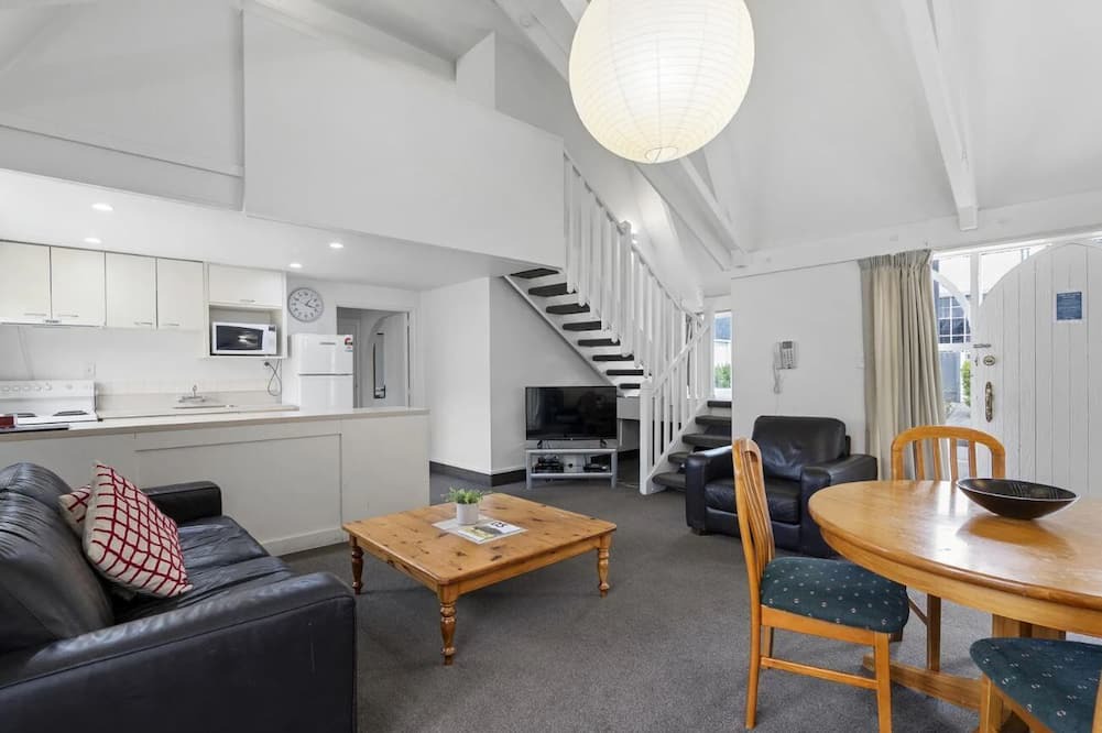 Merivale Hotel | Camelot Motor Lodge