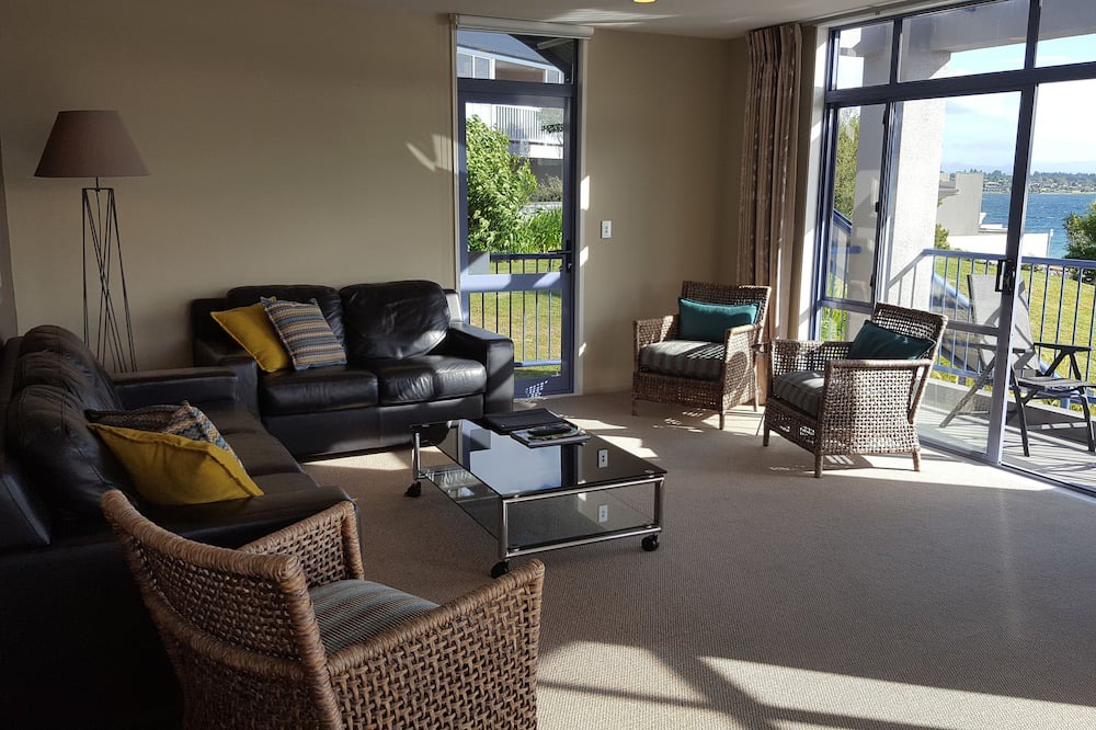 Taupo Hotel | Sails On The Lake