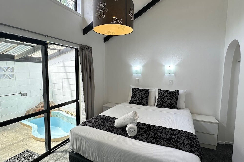 Two Mile Bay Hotel | Chelmswood Motel Taupo