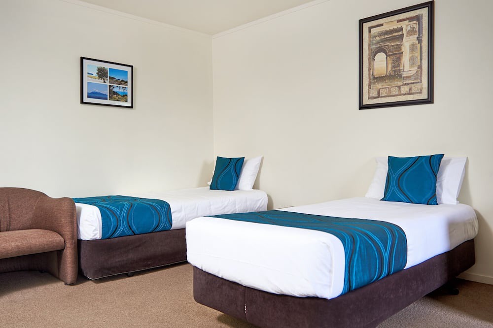 Whakatane Hotel | Barringtons Motor Lodge