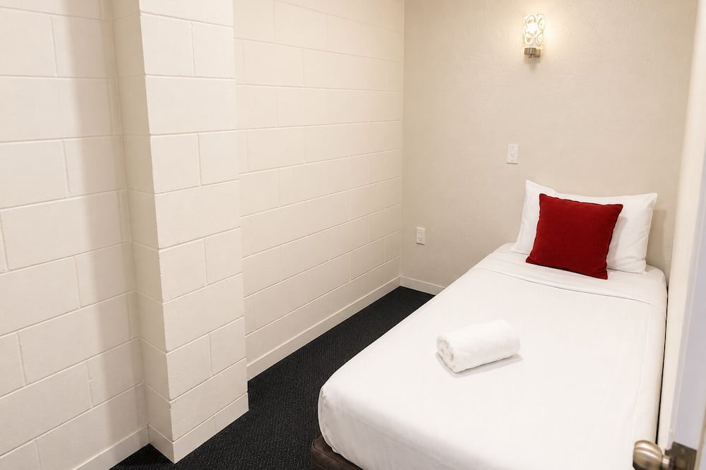 Petone Hotel | Midway Pacifica Lodge