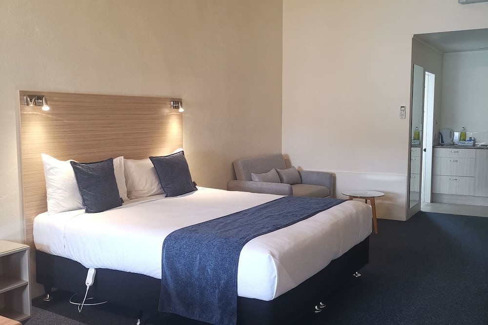 Cambridge Hotel | Captains Quarters Motor Inn