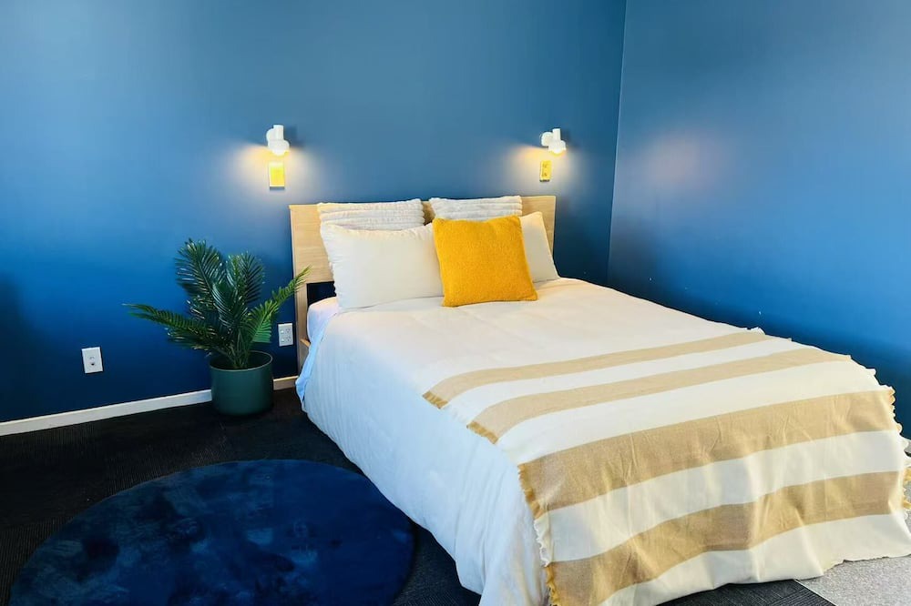 Redwood Hotel | AAA Northlands Motel