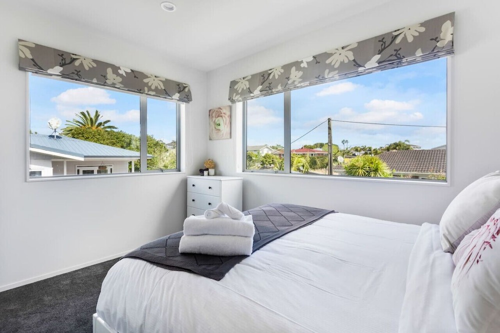 Hauraki House | Belmont Hideaway with parking and close to beach
