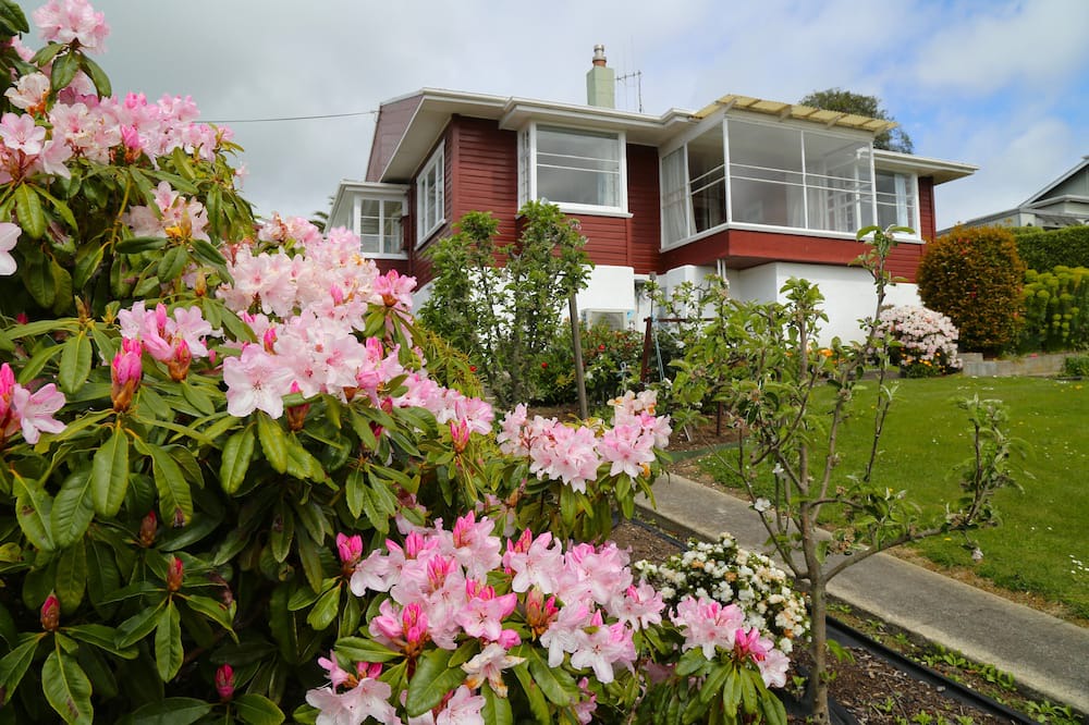 Oamaru House | Enjoy big views from this lovely home overlooking Oamaru.
