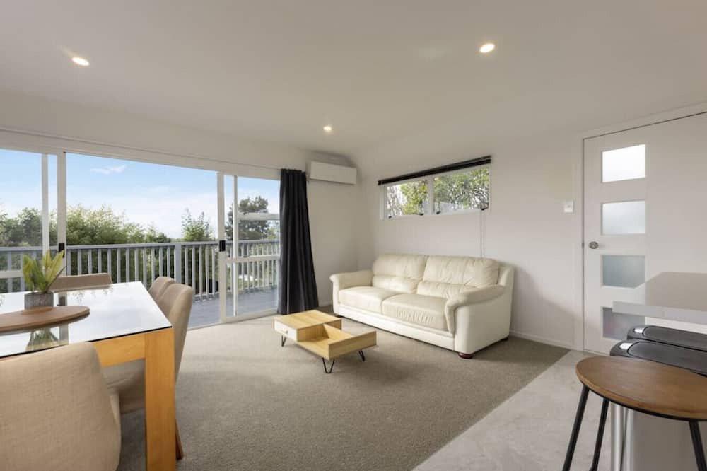 Mount Roskill Apartment | Back House 1564 · The Cottage: 4 Bedroom 3 bath Mount Roskill