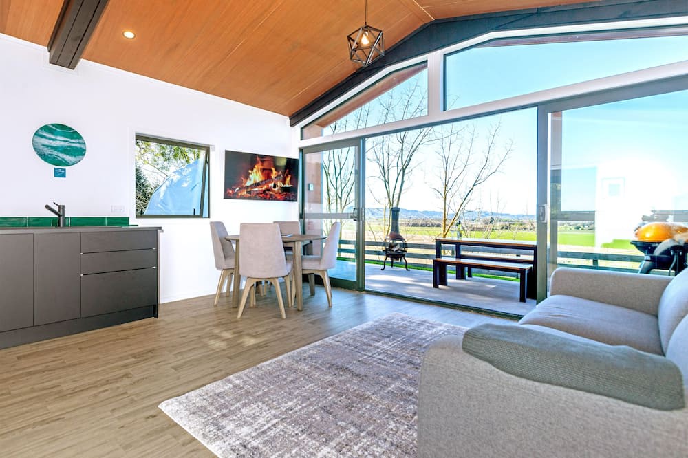 Patutahi Cabin | 208 Lake Road