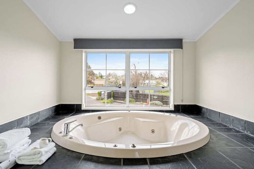 Two Mile Bay Hotel | Cottage Mews Motel