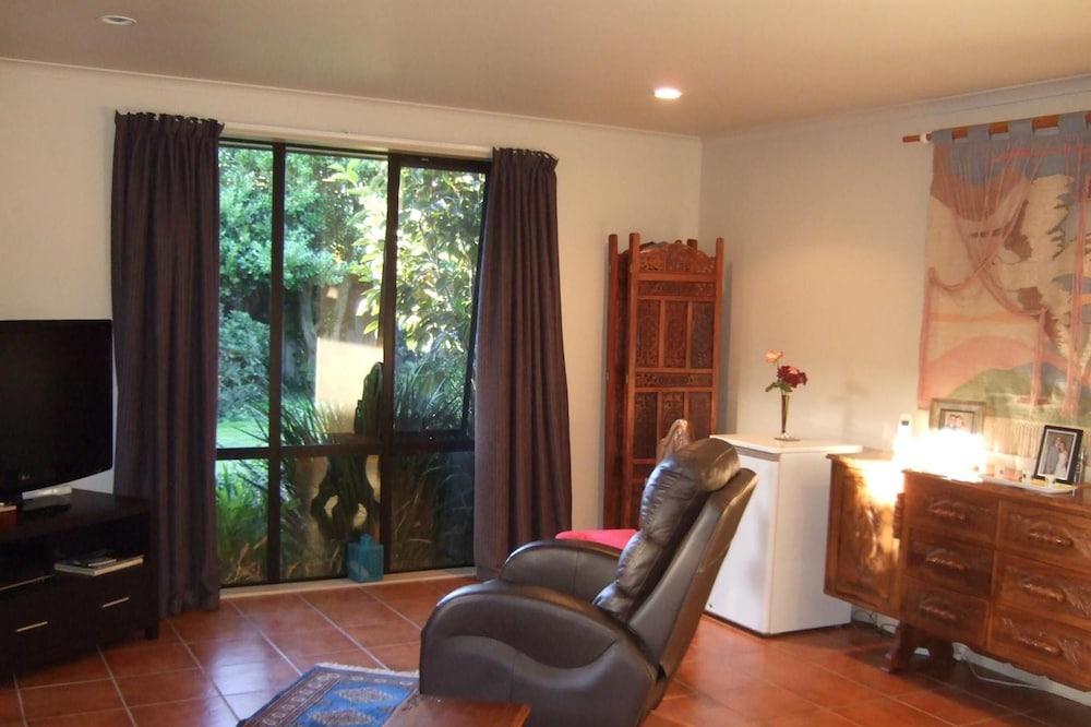 Springlands Bed & Breakfast | Jade Owl Bed and Breakfast