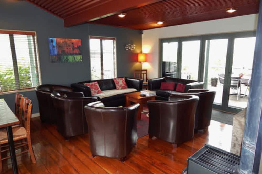 Cape Foulwind Hotel | Omau Settlers Lodge Motel