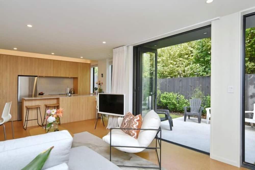 Addington Apartment | Dickens St-Stylish 2-Bedroom Townhouse - Your Perfect Getaway