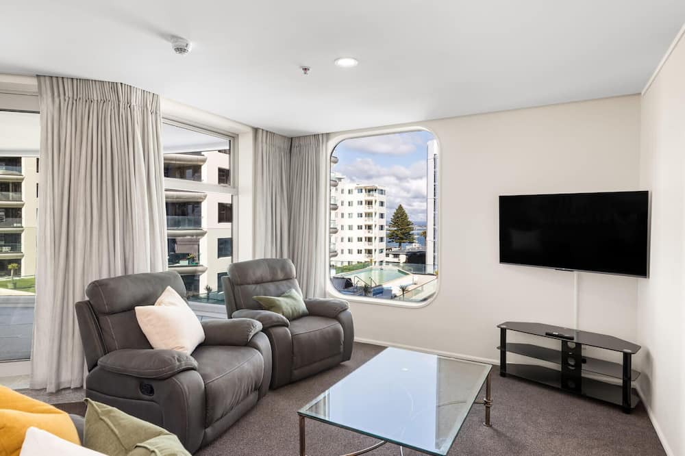 Mount Maunganui Apartment | A strand Of Paradise, Oceanside & Views with pool