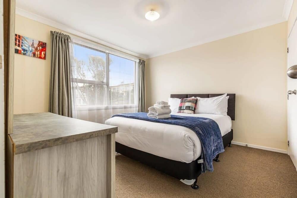 Mount Eden Apartment | Lovely 2-Bedroom Rental with Parking Zodiak Stays