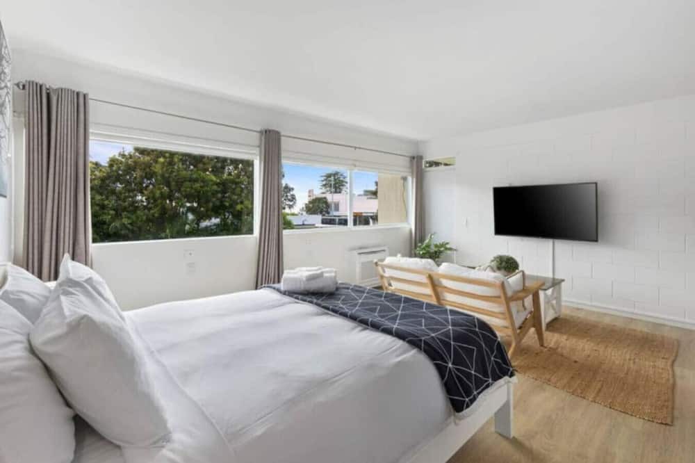 Mission Bay Apartment | Sun Soaked Studio| Full Kitchen | Sea Views