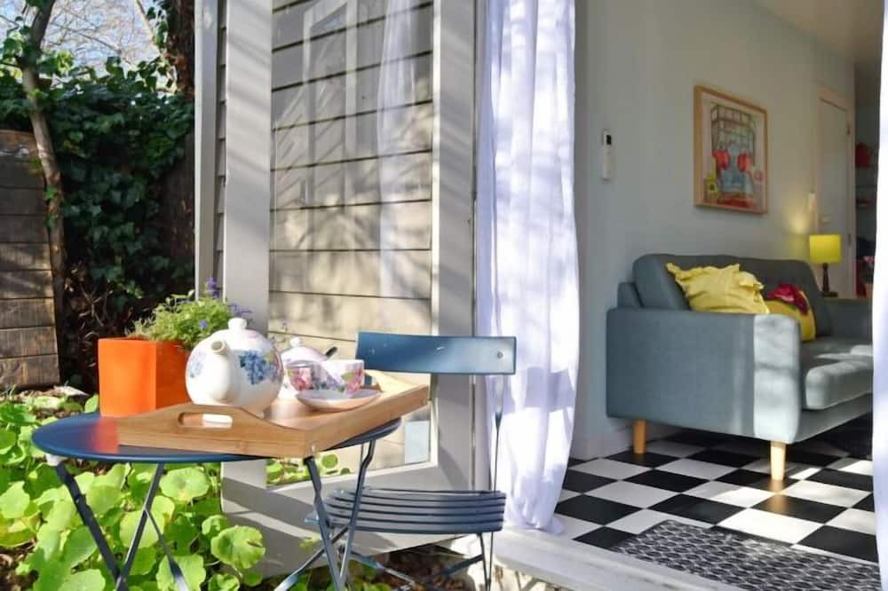 Linwood Apartment | Louisa Chandler – Retro Charm by the City
