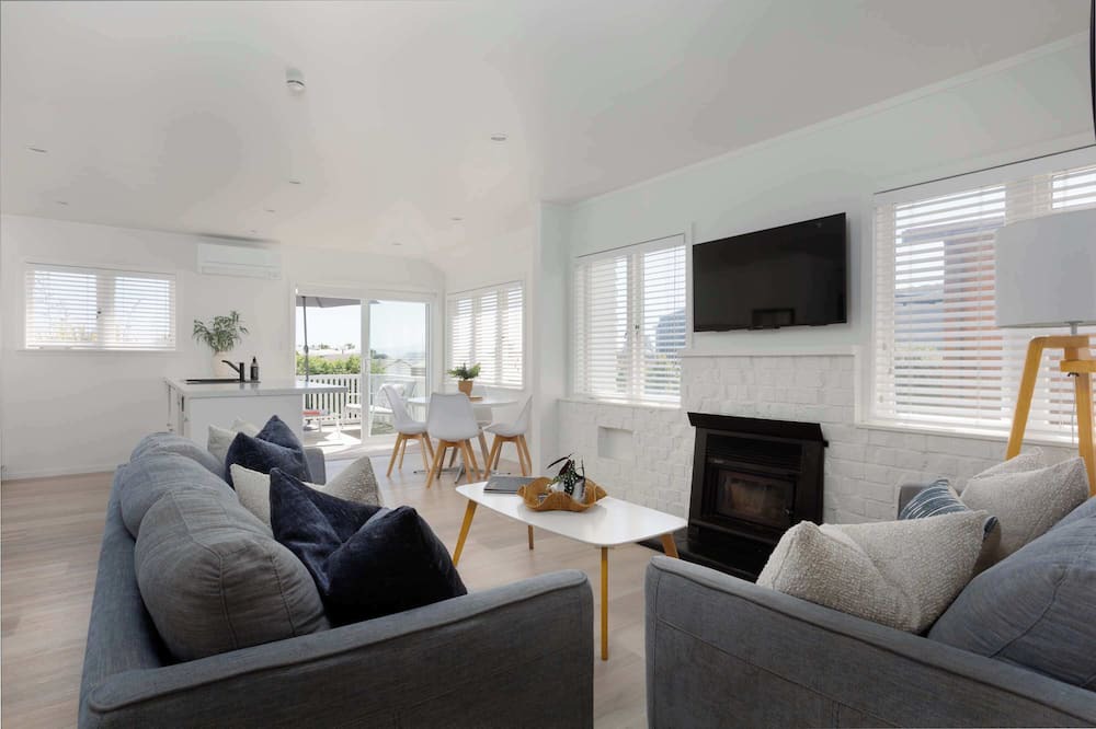 Mount Maunganui Apartment | Awesome Beach House, stroll to Town and Beach