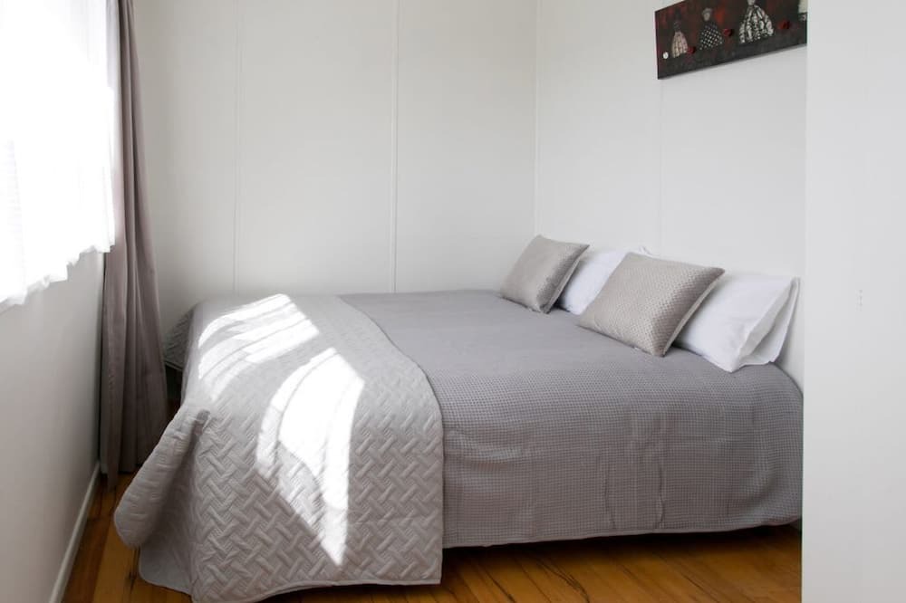 Taupo House | Central - Walk to Town and Lake! *No Service Fee*