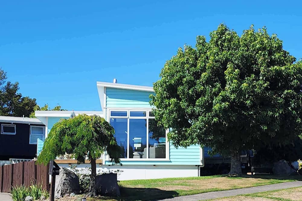 Taupo House | Walking Distance to the Lake - Sunny & Modern Home