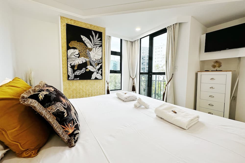 Newton Apartment | *Pool, spa, two balconies, park views!*
