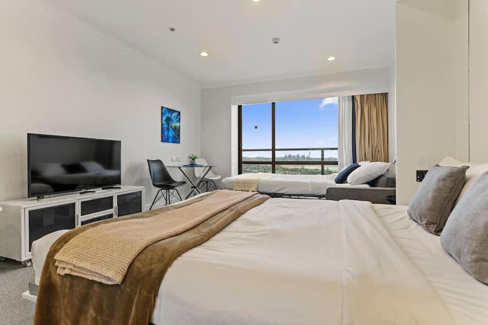 Takapuna Apartment | Skyline Sojourn Studio with Parking and Sea Views