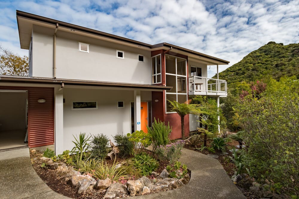 Tata Beach House | Te Wharepuni - Tata Beach Holiday Home